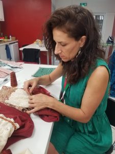 Aurélie Genta, travaillant sur son costume d'époque